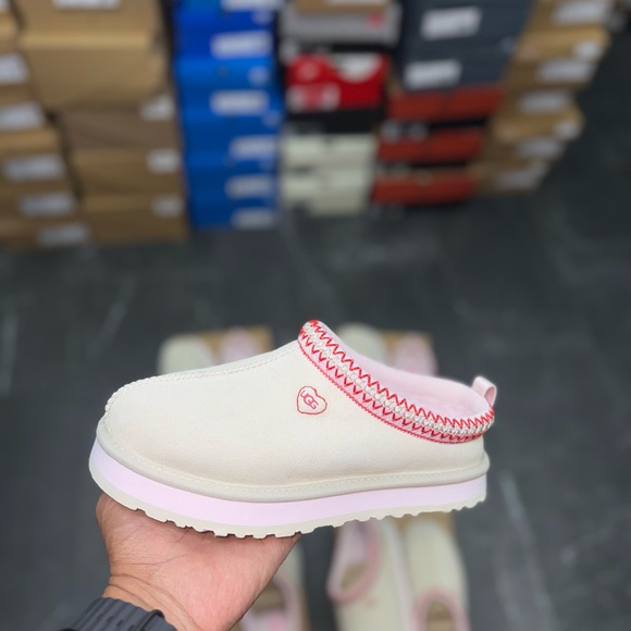 UGG Shoes - Size 6Y 🎀 Ugg Tazz Love ‘26 Platform Slippers Limited Edition💕 In Hand